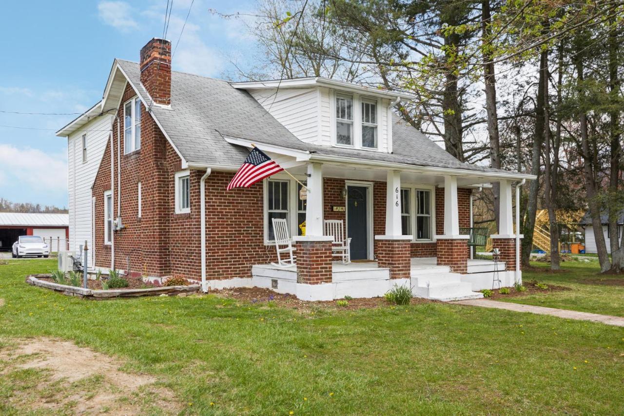 Charming 4 Bedroom Farmhouse With Large Backyard For Entertaining Mountain City Exterior foto